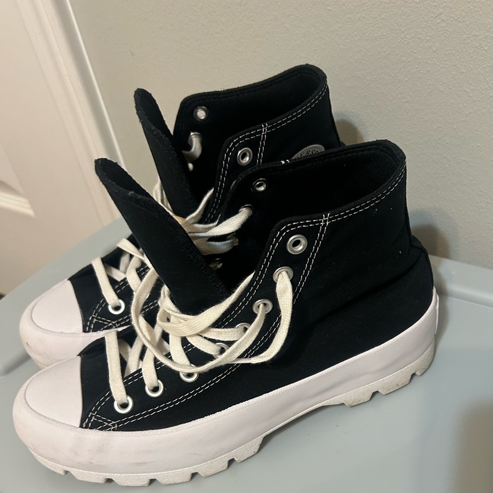 Size 9 Women’s Converse Chuck Taylor